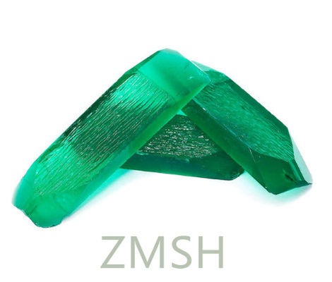Szmaragdowy zielony szafir surowy kamień szlachetny wykonany w laboratorium do wykwintnych biżuterii